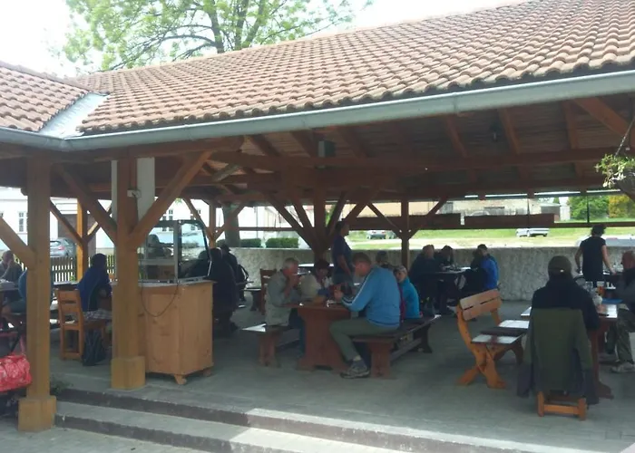 Restaurace A Ubrousku Prostri Se 3*
